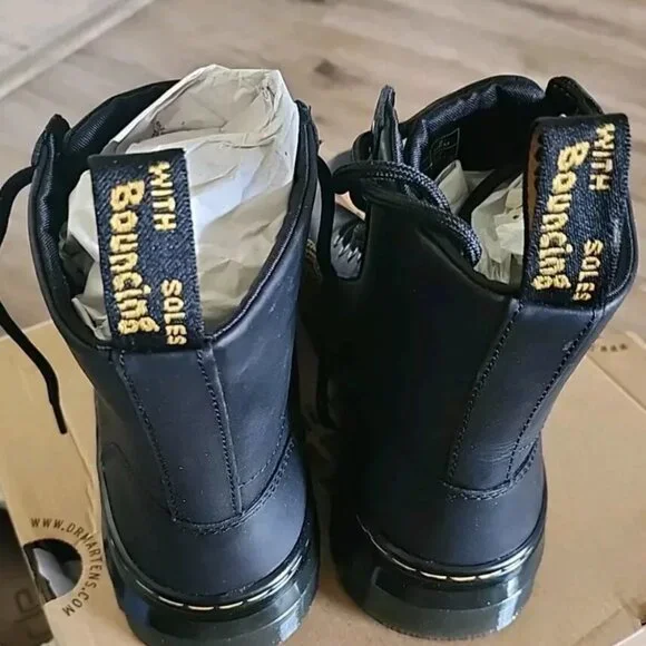 NWT Adult Dr Martens Combs Leather Lace Up Boots